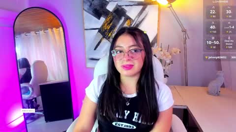 mia_wills_ online show from April 9, 4:56 pm