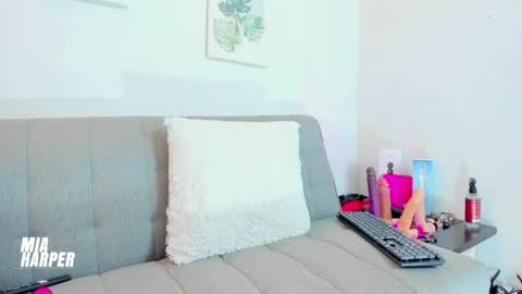 MIA  ELIZABETH online show from April 8, 11:07 pm