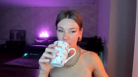 Mia online show from June 17, 4:25 am