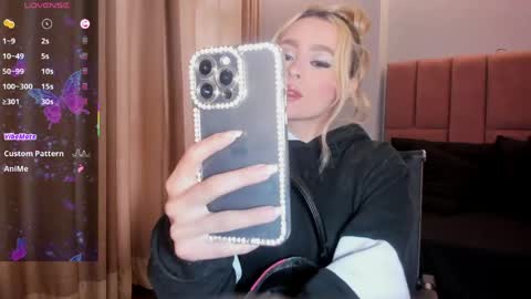 MiaCarper online show from April 11, 9:18 pm