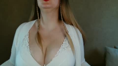 Snapshot of miafoxisja chatting on September 10, 4:45 am MiaFoxisJa online show from September 10, 4:45 am