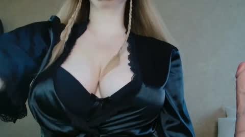 Snapshot of miafoxisja chatting on October 7, 3:44 am MiaFoxisJa online show from October 7, 3:44 am