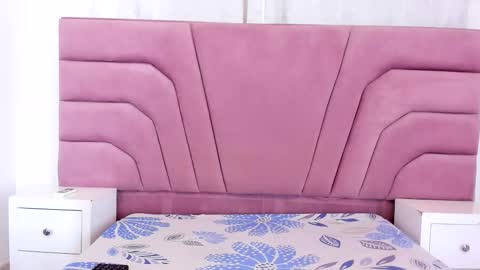 miajhonsonx online show from December 3, 1:35 pm