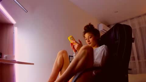 Mia online show from March 26, 7:04 pm