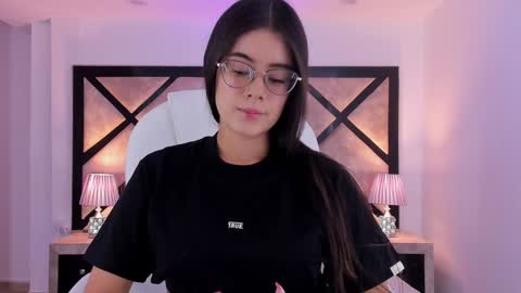 Mia online show from December 17, 7:04 pm