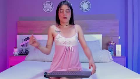 Mia online show from February 9, 7:05 pm