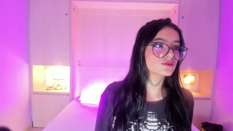 miaturnerr_ online show from January 19, 12:34 pm