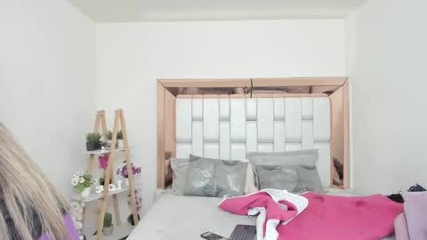 Mia Villalobos online show from September 15, 12:02 pm