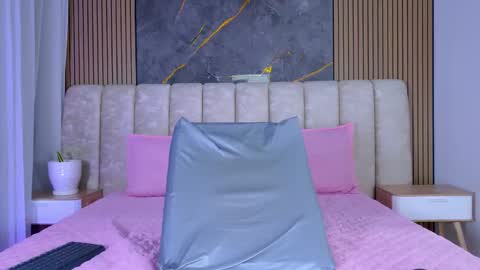 miia scoott  online show from March 25, 11:57 am