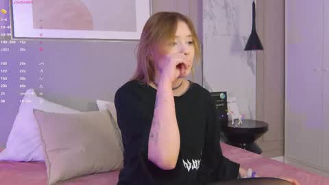 mila_blum online show from May 15, 5:05 pm