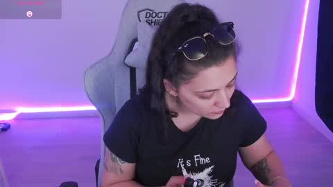 Isabelle online show from April 12, 3:04 pm