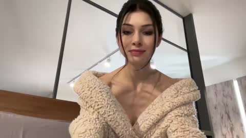 milla bella online show from December 4, 9:26 pm