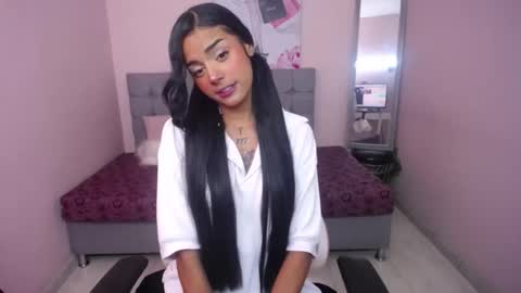 milu_carbajal_x online show from November 24, 8:44 pm