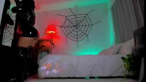 Here is Londonn  Thank you for being part of this day I wish you an excellent rest. online show from October 18, 2:25 am