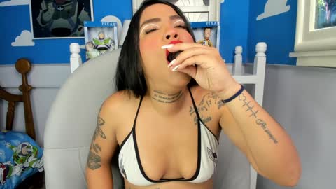 Snapshot of miss_vaiolette chatting on January 15, 2:38 am Vaiolette online show from January 15, 2:38 am
