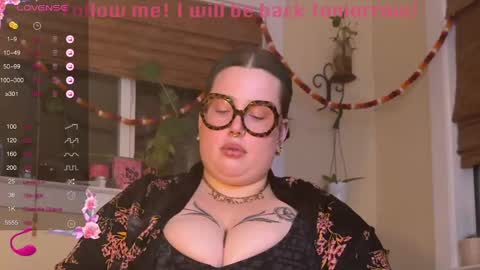 Snapshot of missbika chatting on December 18, 2:10 am Miss Bika online show from December 18, 2:10 am