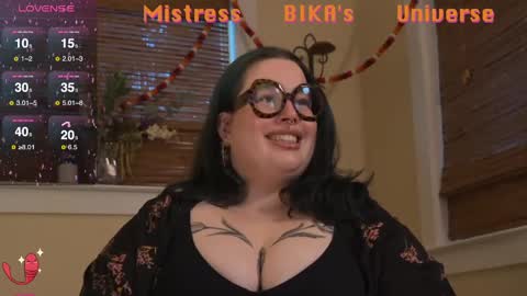 Snapshot of missbika chatting on March 5, 1:42 am Miss Bika online show from March 5, 1:42 am