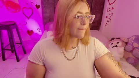 missevans_ online show from February 11, 7:15 pm