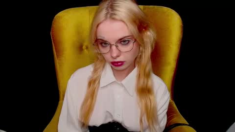 Snapshot of missslola chatting on October 5, 2:44 pm Misss Lola Angel online show from October 5, 2:44 pm
