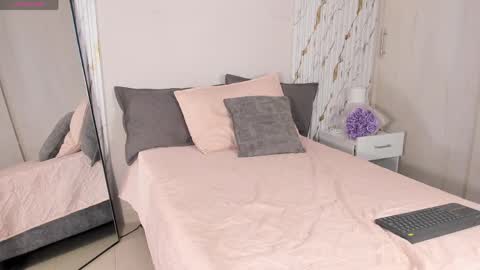 missvioleet online show from April 14, 5:24 pm