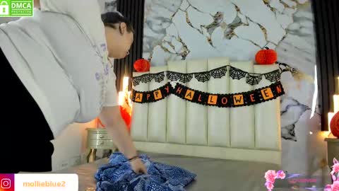 Hey Guys  Im Mollie online show from October 31, 1:37 pm