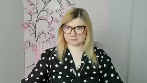 Molly online show from May 17, 11:31 am