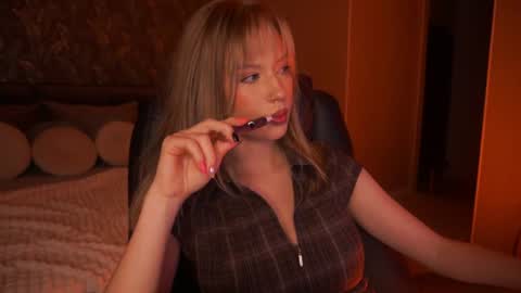 mollyymayy online show from August 7, 1:23 am