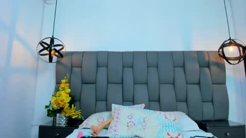 molyrestrepo online show from April 8, 8:11 pm