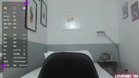 Snapshot of mommyissuess_ chatting on March 9, 11:14 pm Daphne  online show from March 9, 11:14 pm