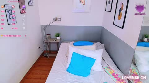 Snapshot of mommyissuess_ chatting on January 23, 8:13 pm Daphne  online show from January 23, 8:13 pm