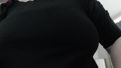 Snapshot of mommyissuess_ chatting on October 15, 7:16 pm Daphne  online show from October 15, 7:16 pm