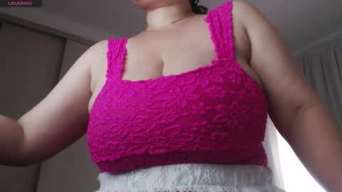 Snapshot of mommyissuess_ chatting on October 8, 12:20 pm Daphne  online show from October 8, 12:20 pm