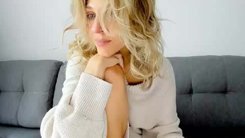 Snapshot of mona_cruz chatting on October 23, 7:03 am Mona online show from October 23, 7:03 am
