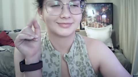 moodiemira online show from July 30, 9:04 pm