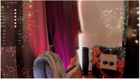 Snapshot of moon__girl chatting on December 8, 8:15 pm Roxy online show from December 8, 8:15 pm