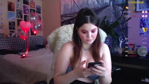 Snapshot of moon_sugar_ chatting on February 12, 8:49 am Keira online show from February 12, 8:49 am