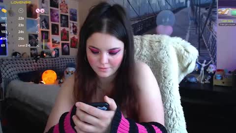 Snapshot of moon_sugar_ chatting on March 1, 9:40 am Keira online show from March 1, 9:40 am