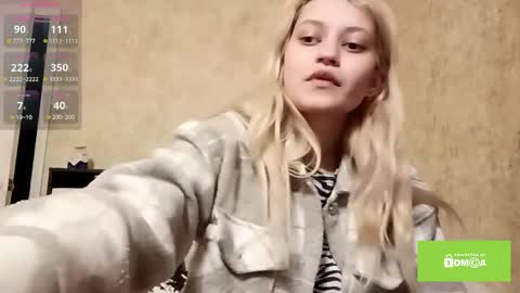 Eva is here now  help me get 50 thumbs up pls  online show from April 8, 9:28 pm