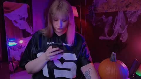 morvelyn online show from October 26, 5:30 pm