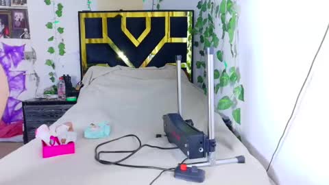 Snapshot of myagosling13 chatting on October 19, 5:42 am miagosling NTMU Dont forget follow me online show from October 19, 5:42 am