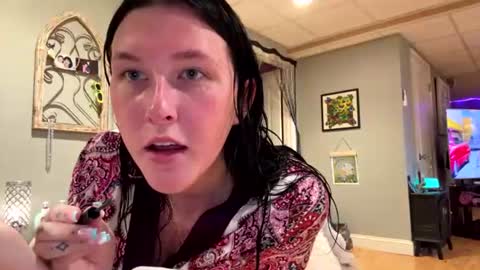n0rmalgurl online show from August 3, 4:12 pm