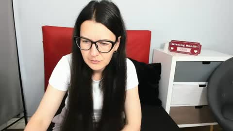 nadiatrue online show from June 15, 2:28 pm
