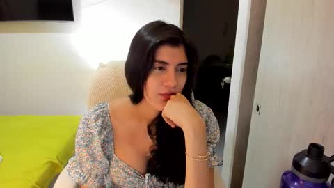 independent model online show from October 12, 10:45 pm