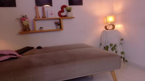 nairagold_ online show from May 16, 1:52 am
