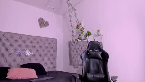 Snapshot of naomi_viper_ chatting on February 20, 11:09 am Naomi online show from February 20, 11:09 am