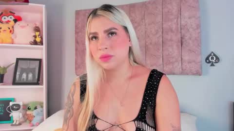 Snapshot of naomisanz_ chatting on October 19, 7:05 pm Laura  online show from October 19, 7:05 pm
