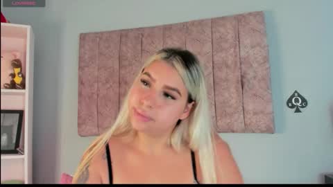 Snapshot of naomisanz_ chatting on October 15, 6:32 pm Laura  online show from October 15, 6:32 pm