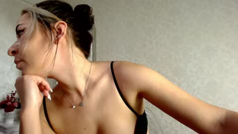 Snapshot of natalia_peach chatting on February 5, 6:35 am Wild influence online show from February 5, 6:35 am