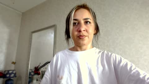 Snapshot of natalia_peach chatting on January 19, 10:06 am Wild influence online show from January 19, 10:06 am