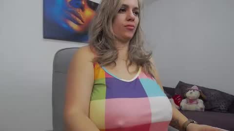 Snapshot of natashaboobs chatting on February 25, 6:25 am natashaboobs online show from February 25, 6:25 am